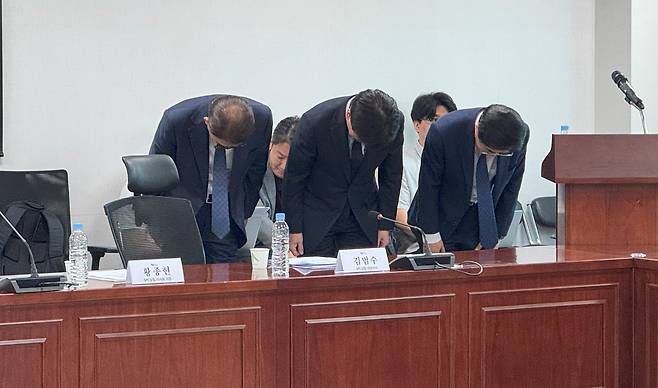 더불어민주당 중앙선대위 노동본부가 29일 국회에서 연 '반복되는 SPC 중대재해, 이대로 둘 수 없다-대책과 예방, 책임주체 강화를 위한 긴급 간담회'에서 (왼쪽부터) SPC삼립 황종현 이사회 의장, 김범수 대표이사, SPC 도세호 대표이사가 고개를 숙였다./뉴스1