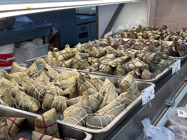 28일 오후 중국 베이징의 한 대형마트에서 쭝쯔를 팔고 있다. /베이징=이은영 특파원