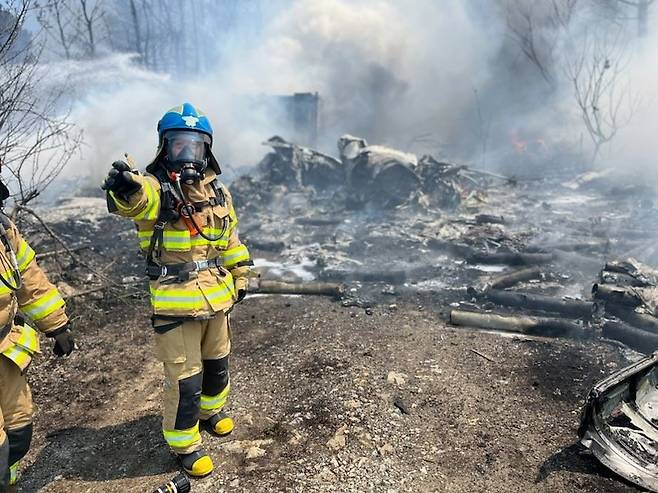 29일 오후 1시 35분쯤 경북 포항 남구 동해면 야산에 해군 해상 초계기 (P-3C)가 추락해 출동한 소방관이 진화작업을 벌이고 있다. 2025.5.29/뉴스1