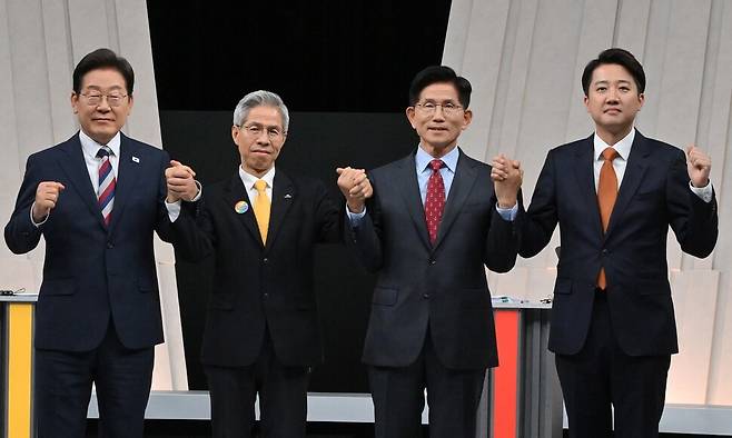 이재명·더불어민주당·권영국 민주노동당 김문수 국민의힘·이준석 개혁신당 대선 후보가 27일 서울 마포구 상암동 엠비시(MBC) 스튜디오에서 진행된 정치 분야 티브이(TV)토론회에 앞서 포즈를 취하고 있다. 연합뉴스