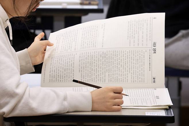 2025학년도 대학수학능력시험이 실시된 2024년 11월14일 오전 서울 영등포구 여의도여자고등학교에서 수험생들이 시험을 치르고 있다. 사진공동취재단