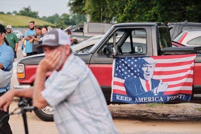 도널드 트럼프 미국 대통령의 사면으로 미국 리얼리티 TV쇼 주인공 토드 크리슬리가 플로리다주 펜사콜라에 위치한 교도소에서 나오는 날, 트럼프 대통령이 들어간 성조기를 준비한 팬들이 그를 기다리고 있다. 펜사콜라=AP 연합뉴스