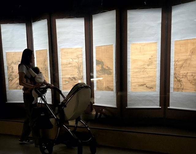 29일 대구간송미술관에서 아기를 안은 한 엄마가 개관 후 첫 기획전인 '화조미감'의 작품을 둘러보고 있다. 전준호 기자