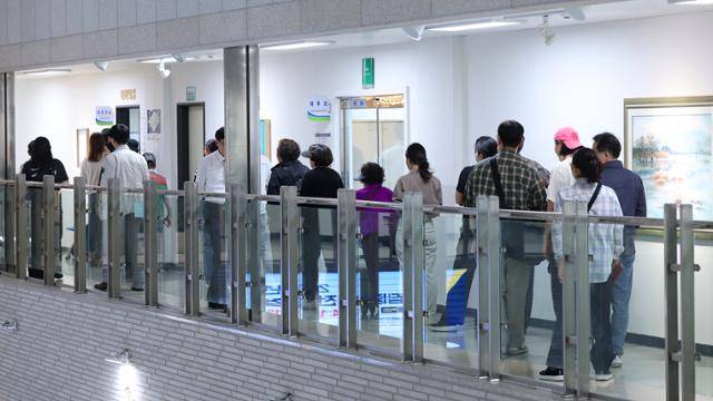 제21대 대통령선거 사전투표 첫날인 29일 부산 연제구청에 마련된 사전투표소에 유권자들이 길게 줄을 서 있다. 연합뉴스