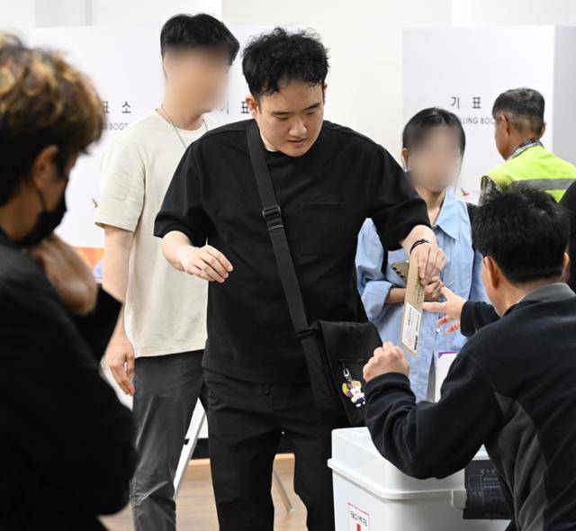 29일 서울 마포구 공덕동 사전투표소에서 한 발달장애인이 투표를 하고 있다. 홍인기 기자