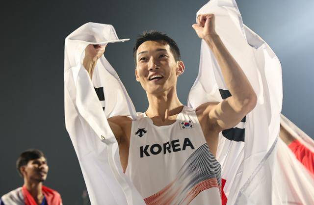 우상혁이 29일 경북 구미시민운동장에서 열린 2025 구미 아시아육상선수권대회 높이뛰기 결선에서 2m29 기록으로 우승한 뒤 태극기를 두르고 기뻐하고 있다. 구미=뉴스1