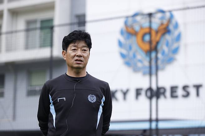 김병수 대구 감독이 29일 대구 수성구의 대구FC 스카이포레스트에서 열린 선수단 상견례 및 공개 훈련 전 취재진과 만나 인터뷰하고 있다. 사진=대구