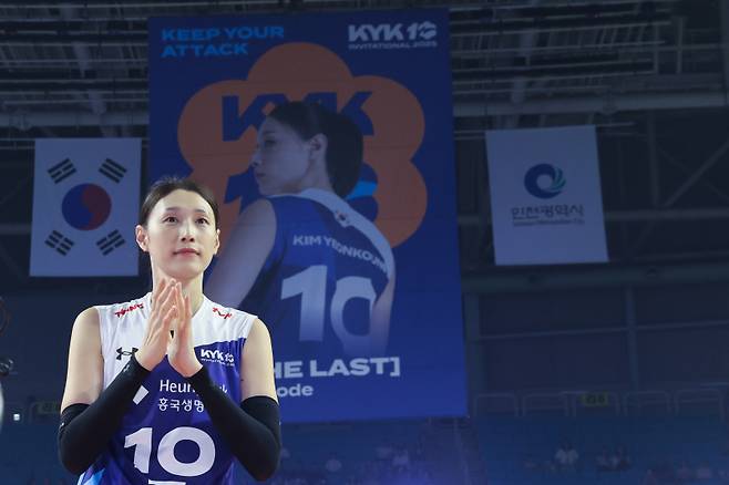 <yonhap photo-6387=""> 김연경의 마지막 에피소드 (인천=연합뉴스) 서대연 기자 = 2024-2025시즌을 끝으로 현역 생활을 마친 '배구 여제' 김연경이 18일 인천 삼산월드체육관에서 열린 여자배구 세계올스타전 'KYK 인비테이셔널 2025'에서 경기가 끝난 뒤 무대에 올라 박수를 치고 있다. 2025.5.18 dwise@yna.co.kr/2025-05-18 18:40:45/ <저작권자 ⓒ 1980-2025 ㈜연합뉴스. 무단 전재 재배포 금지, AI 학습 및 활용 금지></yonhap>