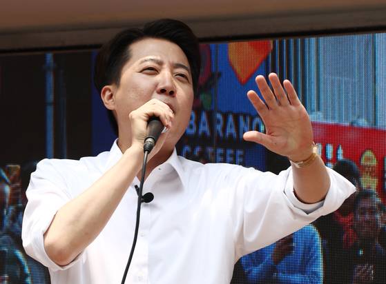 이준석 개혁신당 대통령 후보가 28일 서울 영등포구 여의도공원에서 유세를 하고 있다. 뉴스1