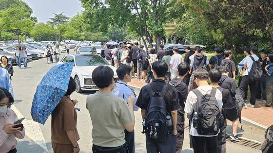 제21대 대통령 선거 사전 투표 첫날인 29일 전북 전주시 덕진구 전주실내체육관에 마련된 사전투표소 입구에 유권자들이 북적이고 있다. 뉴스1