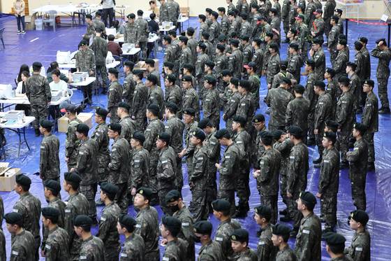 제21대 대통령 선거 사전 투표 첫날인 29일 오전 충남 논산 연무문화체육센터에 마련된 연무읍 제2사전투표소에서 육군훈련소 장병들이 투표를 하고 있다. 뉴스1