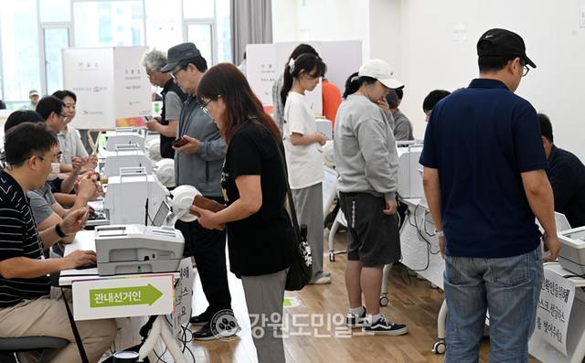 ▲ 제21대 대통령선거 사전투표가 시작된 29일 춘천 퇴계동사전투표소에서 유권자들이 투표를 하고 있다. 김정호 기자