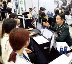 28일 개막한 ‘2025 대한민국 고졸 인재 채용 엑스포’에 참가한 학생들이 육군 부스에서 부사관 임관 상담을 하고 있다. /최혁 기자