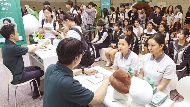 28일 경기 고양시 킨텍스에서 열린 ‘2025 대한민국 고졸 인재 채용 엑스포’ 하나은행 부스에서 학생들이 상담받고 있다. /임형택 기자