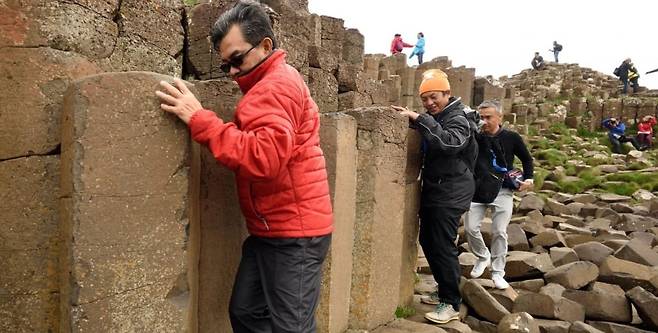 자이언츠 코즈웨이를 찾은 관광객들. /사진=내셔널 트러스트 홈페이지 캡처