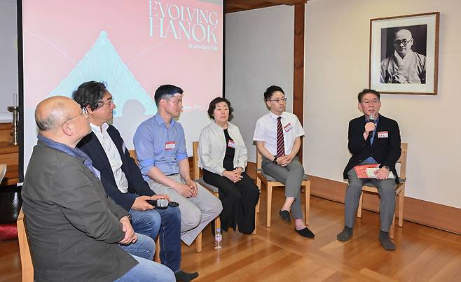 From left: Hwang Doo-jin, director of Doojin Hwang Architects; Cho Jung-goo, architect at guga Urban Architecture; Daniel Tandler, Urbandetail Architecture co-founder and architect; Kim Yong-mi, architect and CEO of GS Architects & Associates; Shin Chi-hoo, manager and research fellow at the National Hanok Center; and Jeon Bong-hee, professor of architecture at Seoul National University, participate in the roundtable session of "Architecture Talk: Evolving Hanok" on Wednesday at the Eundeok Cultural Center in Jongro-gu, Seoul. (Im Se-jun/The Korea Herald)