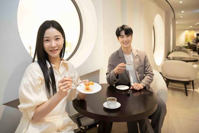 모델들이 미쉐린 2스타 레스토랑 알렌 서현민 셰프의 디저트를 선보이고 있다. 신세계백화점은 오는 7월 30일까지 알렌의 디저트를 우수 소비자(VIP)에게 제공한다. 신세계백화점 제공