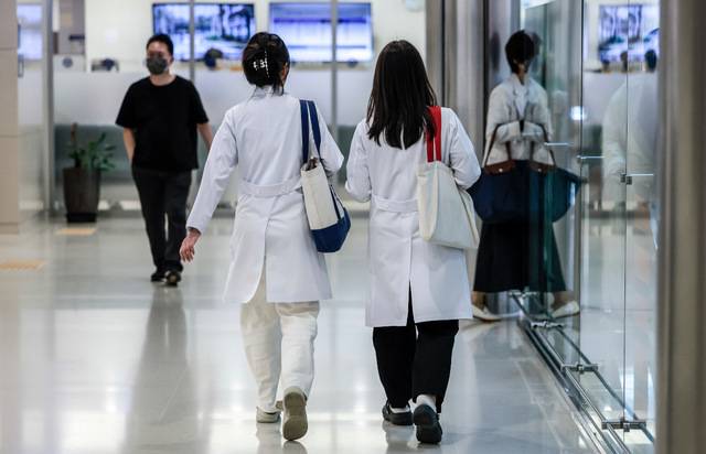 서울시내 대학병원에서 의료진이 이동하고 있다. 뉴시스