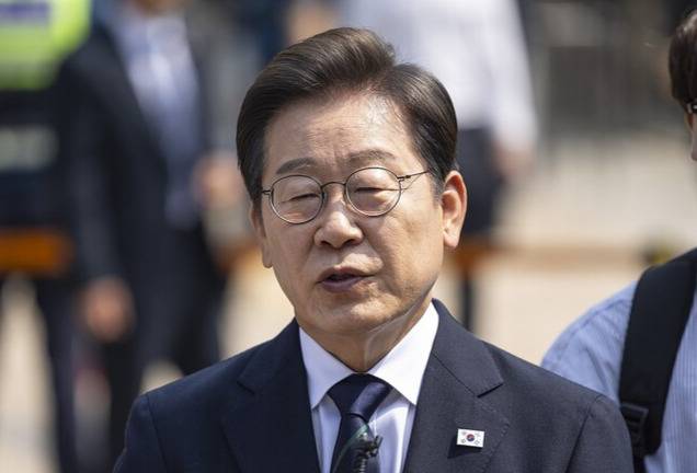 더불어민주당 이재명 대선후보가 21대 대통령선거 사전투표 첫날인 29일 서울 서대문구 신촌동 주민센터에서 투표를 마친 뒤 취재진과 인터뷰 하고 있다. 연합뉴스