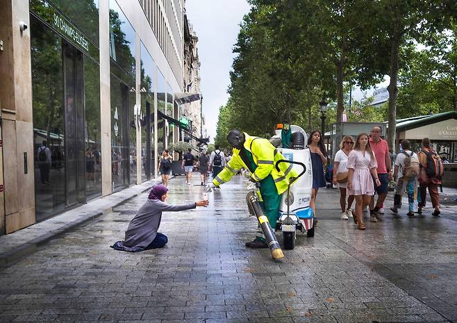 프랑스 여행 중에 발걸음이 멈춰진 순간입니다. 풍족하지는 않지만 밝은 표정으로 작은 나눔을 하는 이들을 보며 '기쁨은 나누면 배로 늘어난다'라는 말이 떠올랐습니다. 이충우 기자