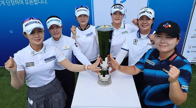 29일 경기 양평 더스타휴 골프&리조트에서 진행된 Sh수협은행 MBN 여자오픈 포토콜에서 포즈를 취하고 있는 박현경, 박민지, 이예원, 김민별, 박지영, 홍정민(왼쪽부터). 이승환 기자