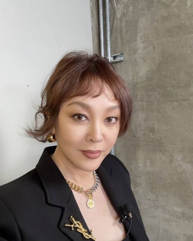 이승연은 시크한 블랙 크롭 재킷에 와이드 슬랙스를 매치하고, 이너는 넥라인이 살짝 드러나는 슬리브리스 톱을 선택해 단정함과 도발의 경계선 위를 정확히 조율했다. 사진=이승연 SNS