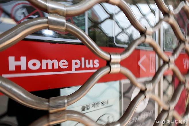 홈플러스가 일부 점포에 입점업체를 상대로 임차 계약 해지에 나선 가운데 27일 인천 미추홀구 홈플러스 인천숭의점 매장이 오픈 준비를 하고 있다. 홈플러스에 따르면 임차 계약 해지 통보는 인천 3개, 경기 5개를 포함한 전국 17개 점포가 대상이다. 2025.5.27/뉴스1 Copyright (C) 뉴스1. All rights reserved. 무단 전재 및 재배포, AI학습 이용 금지. /사진=(인천=뉴스1) 이동해 기자