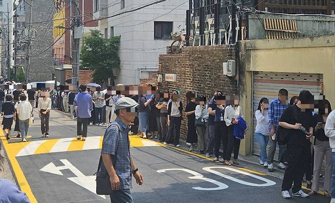 29일 오후 1시쯤 서울 종로구 사직동 주민센터 앞에 유권자들의 줄이 길게 서 있다./사진=박상혁 기자.