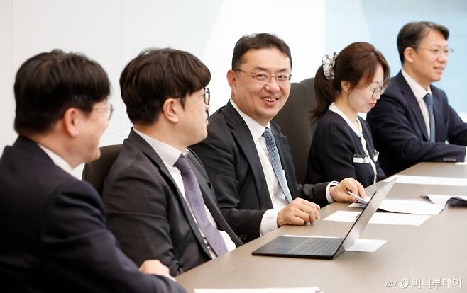 지난 26일 서울 강남구 대치동에 있는 법무법인 바른 회의실에서 바른 부동산TF금융위기대응팀 인터뷰 중 팀장인 김병일 변호사가 팀원을 보며 웃고 있다. 사진은 왼쪽부터 변상엽 변호사(34기), 우현수 변호사(39기), 김병일 변호사(33기), 김소연 변호사(40기), 조동현 변호사(35기)./사진=이기범 기자