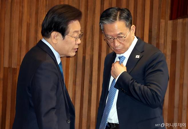 이재명 더불어민주당 대선 후보(왼쪽)와 정성호 민주당 의원이 2024년 12월10일 오후 서울 여의도 국회에서 열린 제418회국회(정기회) 제18차 본회의에서 대화를 하고 있다. / 사진제공=뉴시스