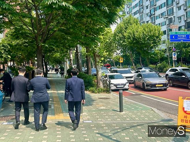 점심시간을 활용해 투표소를 찾은 직장인들의 얼굴엔 기대와 회의가 교차하고 있었다. 사진은 29일 서울 여의도동 소재 여의 주민센터를 찾은 직장인 유권자들의 모습. /사진=김성아 기자