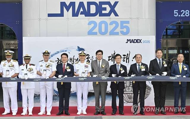 28일 부산 벡스코에서 열린 ‘국제해양방위산업전(MADEX) 2025’ 개막식에서 양용모(왼쪽 다섯번째) 해군참모총장, 박형준 부산광역시장, 권오인 해군협회 수석부회장, 윤진식 한국무역협회장을 비롯한 주요 참석자들이 테이프 커팅을 하고 있다. 해군 제공