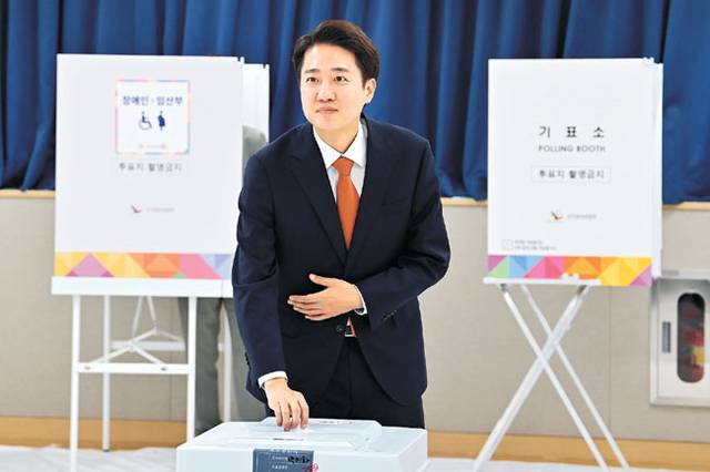 동탄서 투표 이준석 개혁신당 대통령 선거 후보가 29일 오전 경기 화성시 동탄9동 행정복지센터에 마련된 사전투표소에서 투표를 하고 있다. 문호남 기자