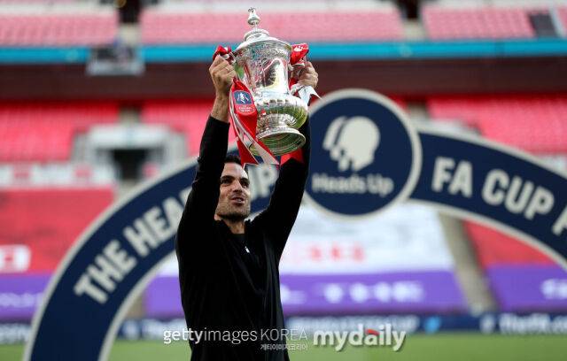 2019-20시즌, FA컵 우승 트로피를 들어올린 미켈 아르테타 감독. /게티이미지코리아