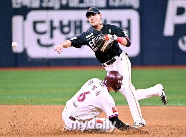 9일 오후 서울 고척동 고척스카이돔에서 진행된 '2025 프로야구 KBO리그' 키움히어로즈와 한화 이글스의 경기.한화 심우준이 5회말 1사에서 키움 김태진의 내야 땅볼을 병살로 연결하고 있다./마이데일리