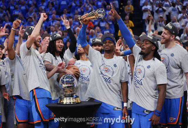 2024-2025 NBA 서부 콘퍼런스 우승을 확정한 후 기뻐하는 오클라호마시티 선수들. /게티이미지코리아