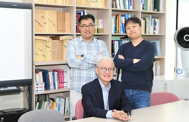 한국표준과학연구원 도일(뒷줄 왼쪽부터 시계방향) 의료융합측정그룹장, 백경민 책임연구원, 김용태 책임연구원.