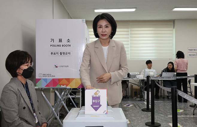 29일 더불어민주당 이재명 대선 후보의 배우자 김혜경 여사가 부산시 동구 초량2동 행정복지센터에 마련된 사전투표소에서 투표하고 있다. 연합뉴스