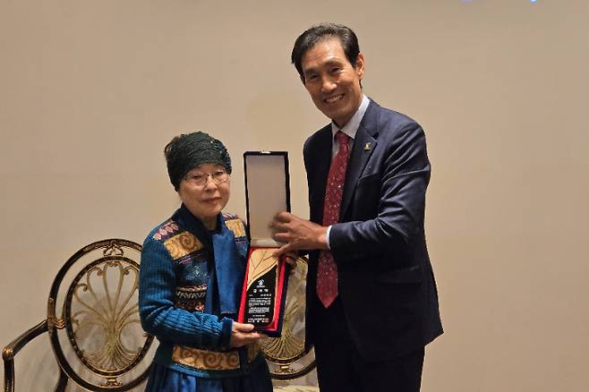 장병섭 총재가 감사패를 전달하고 있다. 디아코니아세계선교회 제공