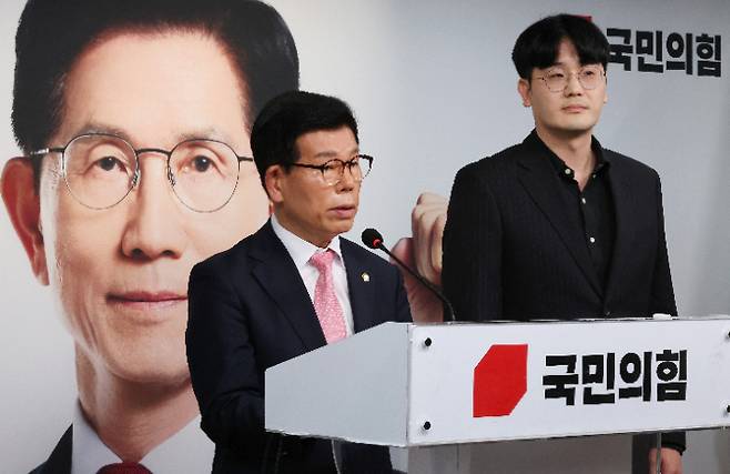 국민의힘 장영하 중앙선대위 진실대응전략단장(왼쪽)과 유재호 전 성남시의원이 18일 서울 여의도 당사에서 기자회견을 진행하는 모습. 연합뉴스