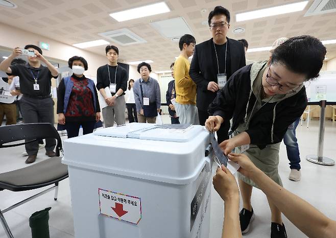 제21대 대통령선거 사전투표 첫날인 29일 서울 성동구 송정동공공복합청사에 마련된 사전투표소에서 공정선거참관단과 사전투표참관인이 사전투표사무원의 투표함 봉인 과정을 확인하고 있다. 기사와 직접적 관련 없음. 연합뉴스