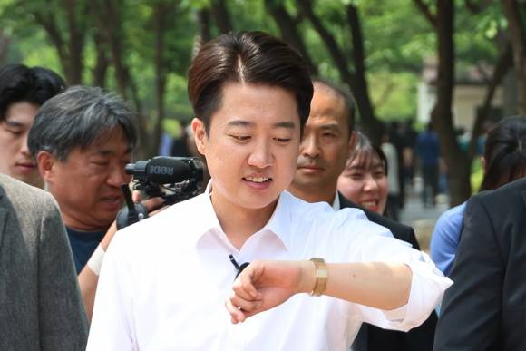 사전투표 D-1...‘단일화의 시간 종료?’ - 사전투표를 하루 앞둔 28일 ‘반명(反이재명) 후보 단일화’가 사실상 불발 수순으로 가는 가운데 개혁신당 이준석 후보가 서울 여의도공원에서 직장인 유권자들에게 인사를 하던 중 시계를 보고 있다. 2025.5.28 연합뉴스