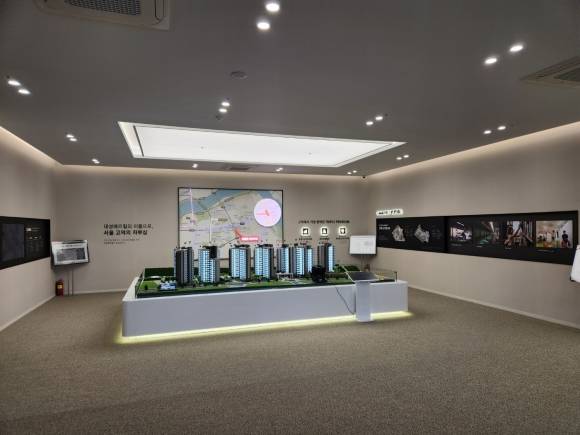 서울 고덕 강일지구에서 사실상 마지막 민간 분양 단지인 ‘고덕 강일 대성베르힐’이 이달 본격적인 분양 일정에 돌입한다. 29일 개관 준비가 한창인 고덕 강일 대성베르힐 모델하우스 내부 모습. 대성베르힐 제공