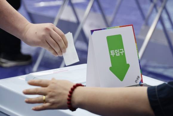 소중한 한표 - 제21대 대통령선거 사전투표일인 29일 오전 제주시 연동 제주도의회 의원회관 1층에 마련된 사전투표소에서 유권자들이 소중한 한표를 행사하고 있다. 연합뉴스