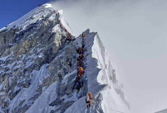 지난 18일 등반객들이 에베레스트 정상에 오르기 위해 길게 줄을 서 있다. AP 연합뉴스