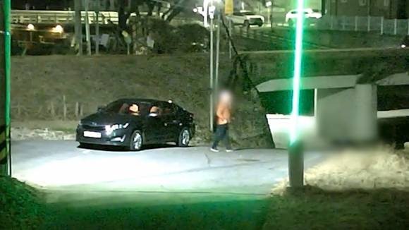 사고 직후 신고를 하지 않고 사위를 부르는 가해자 B씨의 모습이 담긴 현장 CCTV