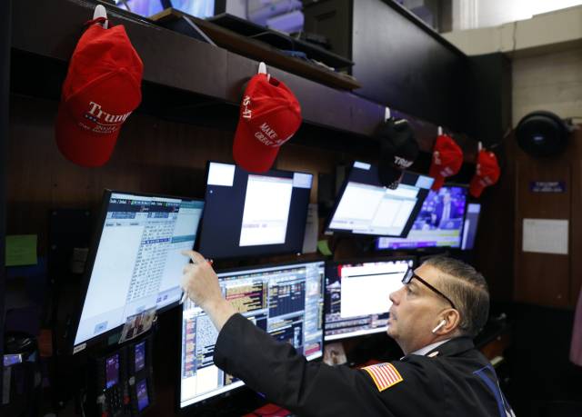 미국 뉴욕 월스트리트의 뉴욕증권거래소(NYSE)에 도널드 트럼프 미국 대통령이 주창한 MAGA(미국을 다시 위대하게) 모자가 걸려있다. UPI연합뉴스