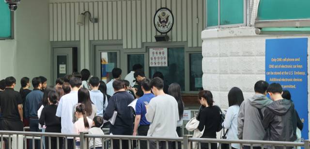 미국 당국이 미국에 유학하려는 학생에 대해 소셜미디어(SNS) 심사를 의무화하는 방안을 검토하고 있다고 미 정치전문매체 폴리티코가 관련 외교 전문을 입수해 보도했다. 또 미 국무부는 이 같은 제도 도입을 준비하기 위해 전 세계 외교 공관에 유학생 비자 인터뷰를 일시 중단할 것을 지시했다고 이 매체는 전했다. 사진은 28일 서울 종로구 주한 미국대사관 앞에서 미국 비자를 발급받으려는 사람들이 줄을 서 있는 모습. 연합뉴스