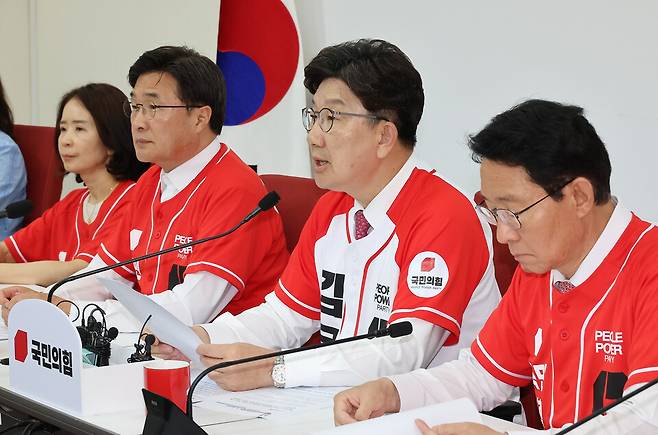 권성동 국민의힘 공동선거대책위원장(오른쪽 두번째)이 29일 국회에서 기자간담회를 열고 이재명 더불어민주당 대선 후보가 경기지사 시절 경기 시흥시 거북섬 소재 인공서핑장인 '웨이브파크'를 조성한 것을 두고 상가 공실 피해 등을 지적하며 추가 공약 발표를 하고 있다. ⓒ연합뉴스