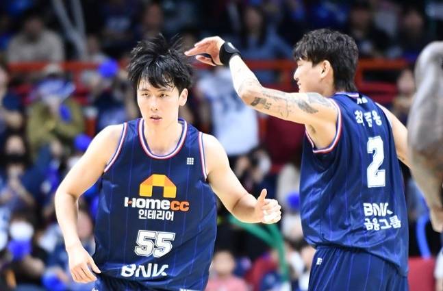 KCC 송교창(왼쪽)과 최준용. /사진=KBL 제공